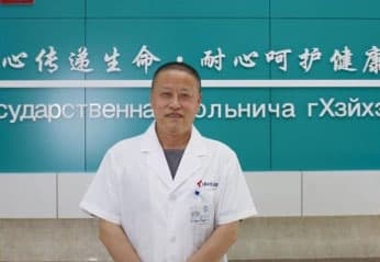 Врач стоматолог Ли Цзян